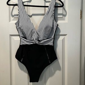 Women’s one piece swimsuit from Cupshe. Brand new, tags still attached